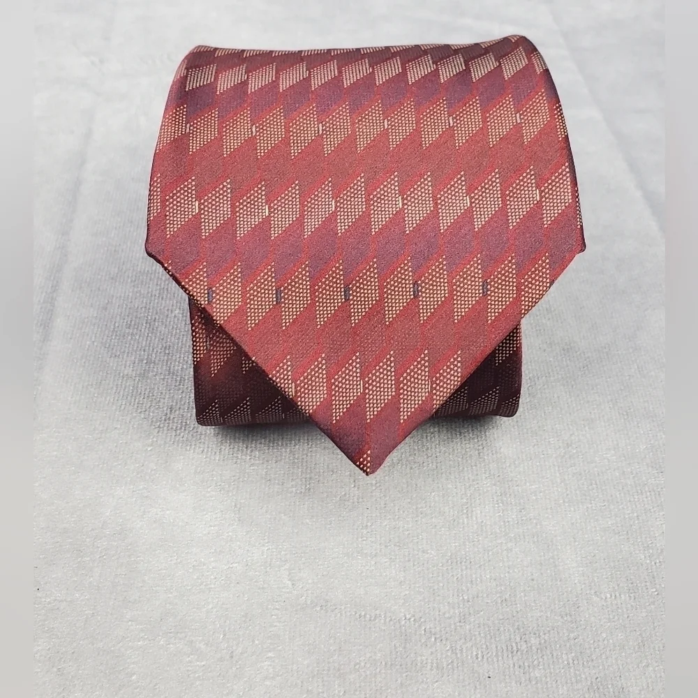 DKNY Men’s Silk Tie Burgundy Geometric‎ pattern